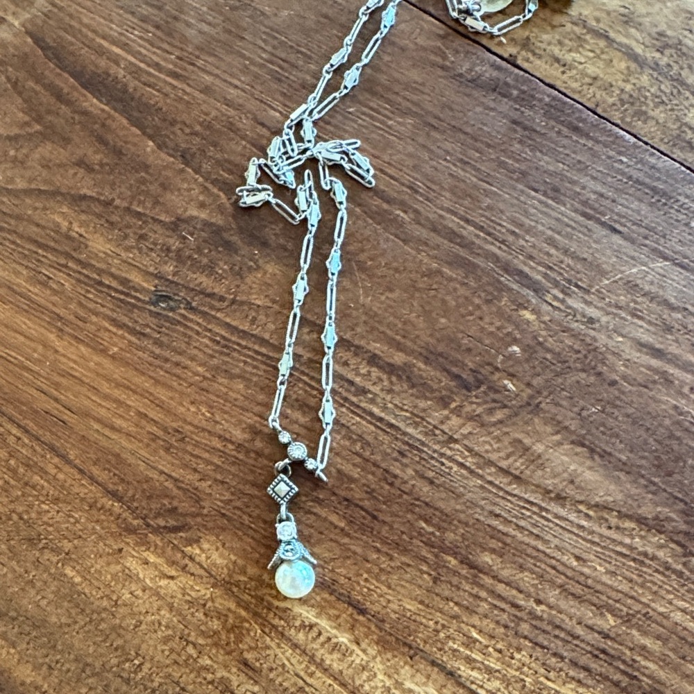 Elegant Silver Necklace with Pearl